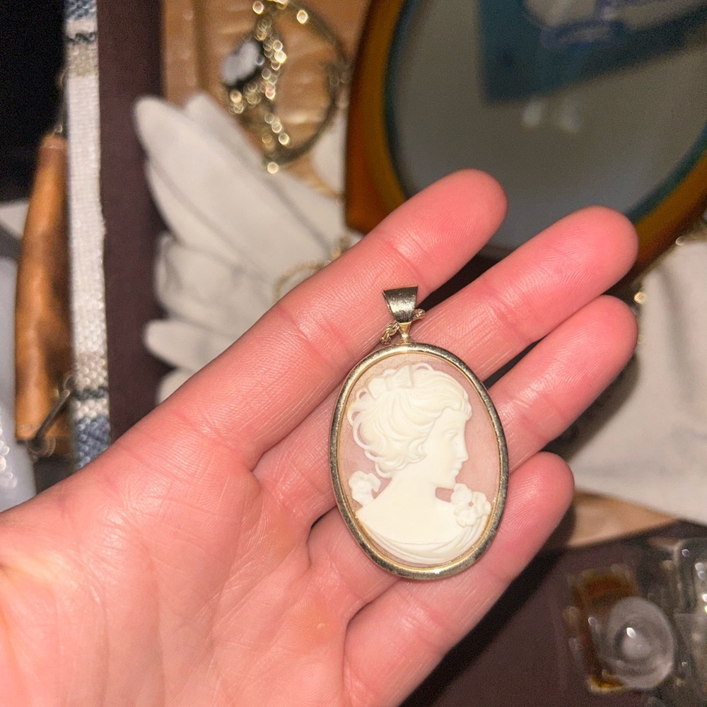 Elegant Gold Cameo Pendant Necklace